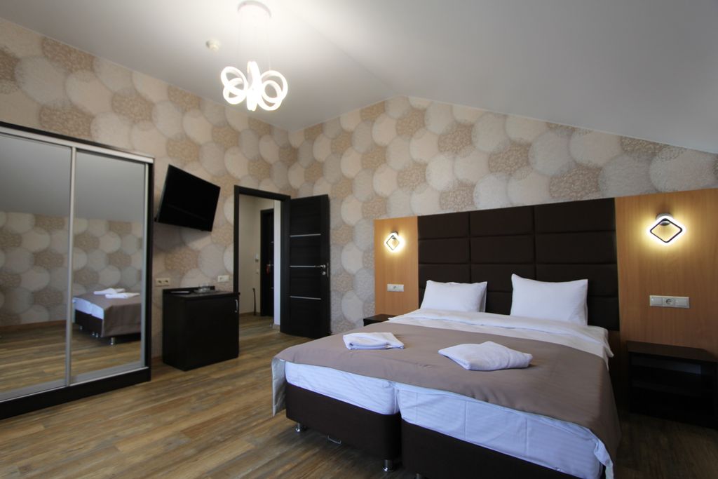 Четырёхместный номер люкс с видом на горы