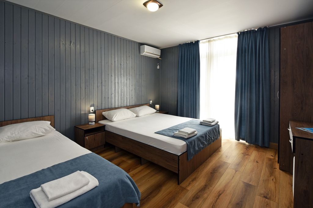 Трёхместный номер Студия (2 комнатный трехместный) номер