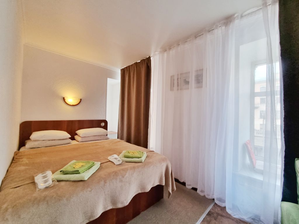 Четырёхместный номер полулюкс с двуспальной кроватью и 2мя кресло-кровати