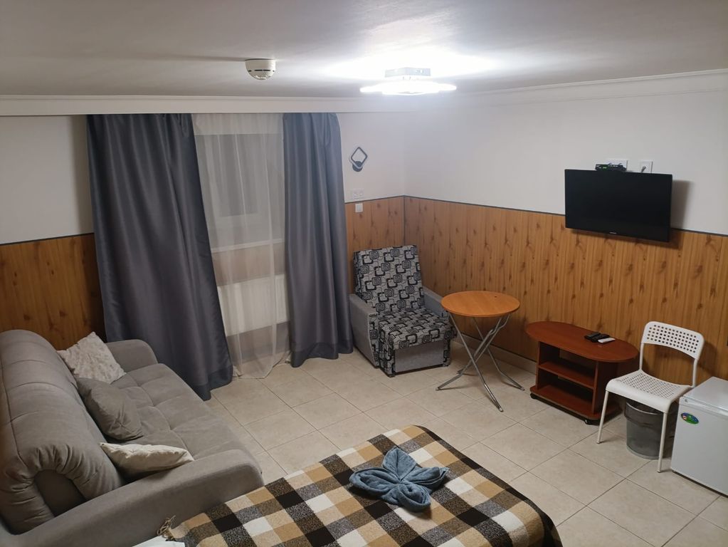 Четырёхместный номер коном с 2мя односпальными кроватями, диван и санузлом на этаже