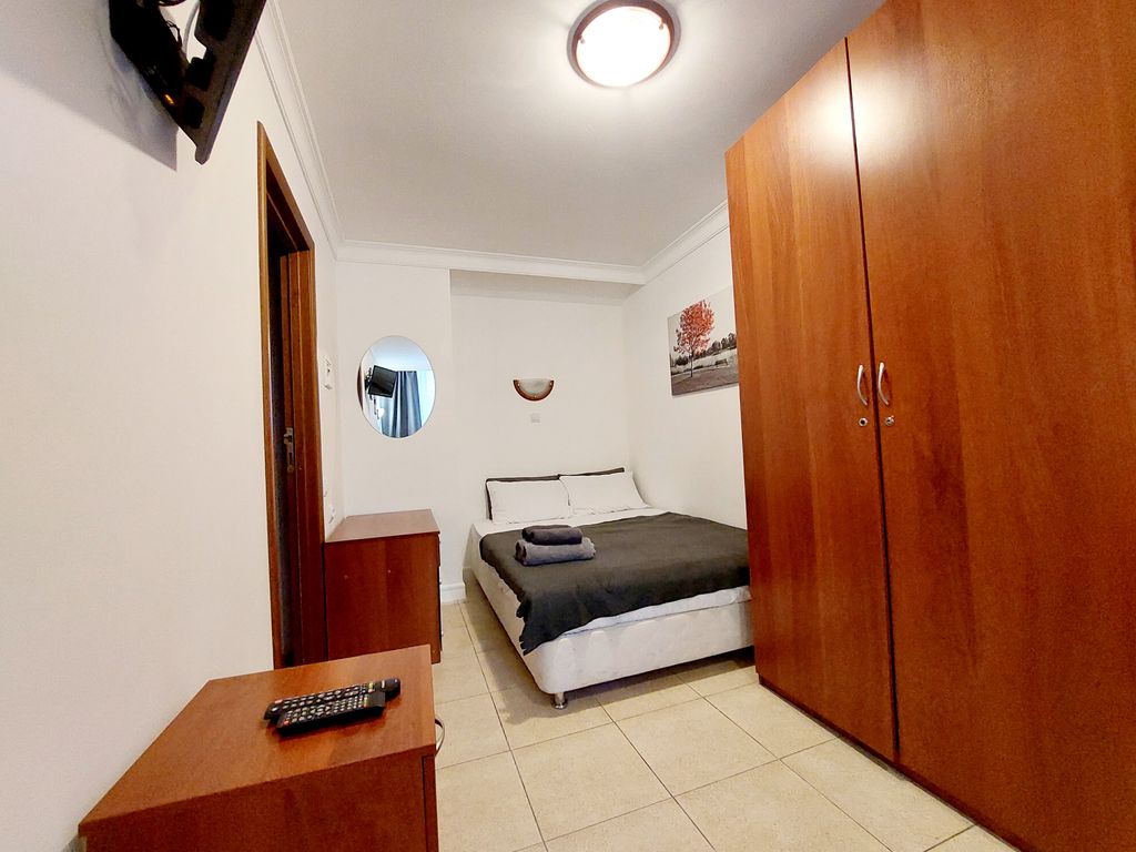 Четырёхместный номер эконом с санузлом на этаже