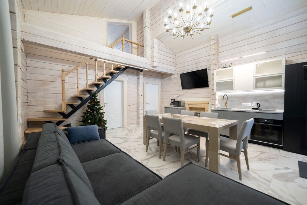 Дом с 2 спальнями, камином и баней из липы