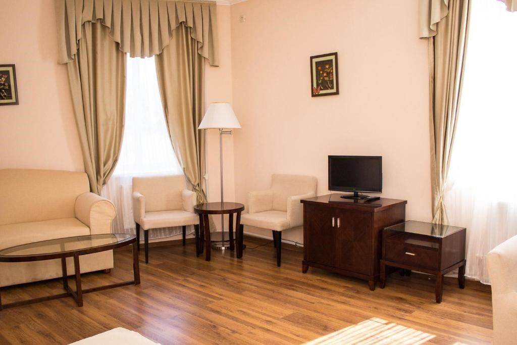 Двухместный номер с 1 кроватью комфорт с двуспальной кроватью и диваном