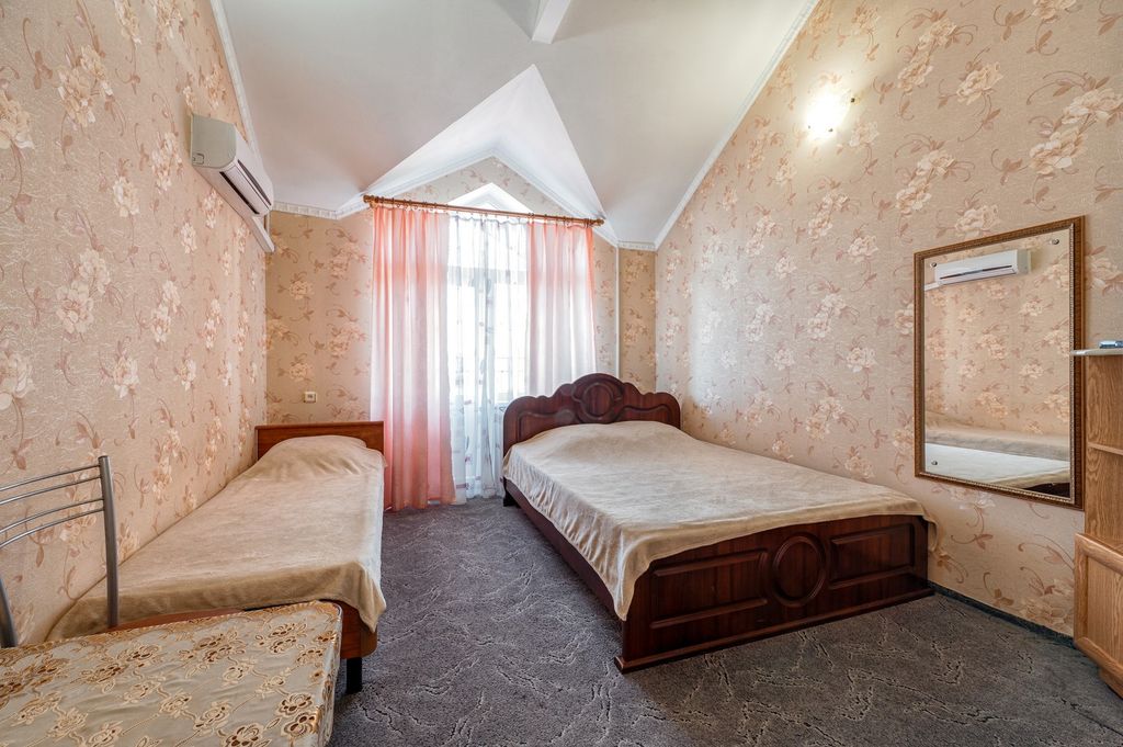 Трёхместный номер с балконом вид на двор