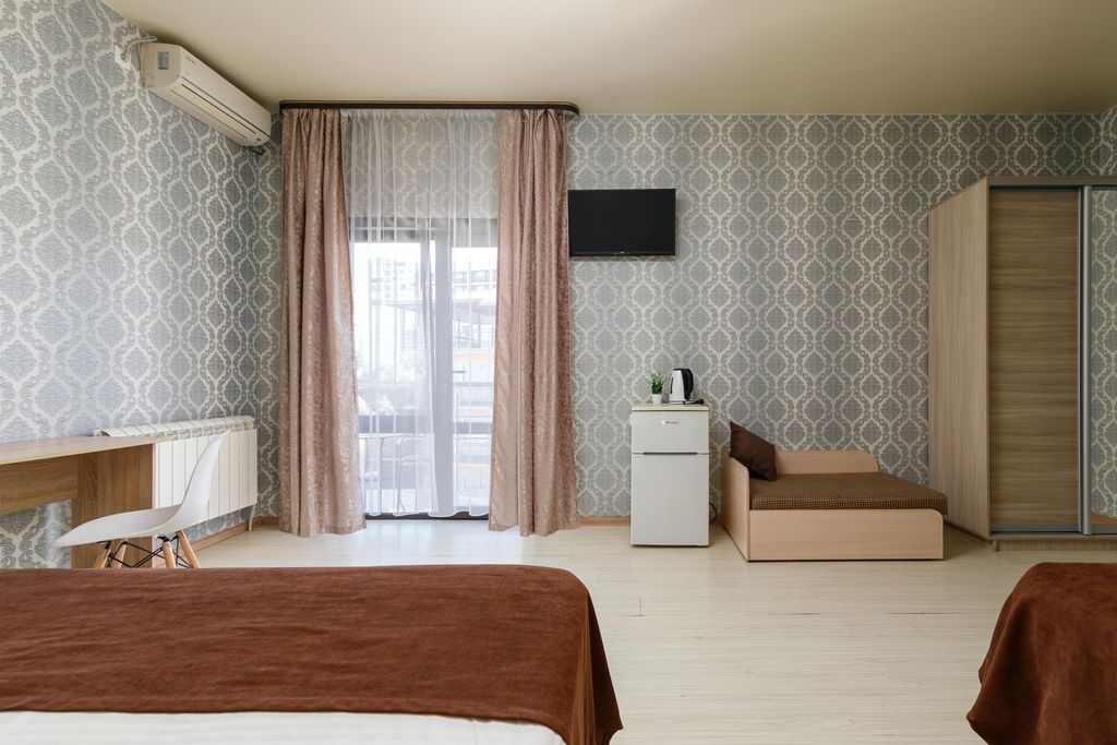 Четырёхместный номер с балконом, ванной и видом на горы