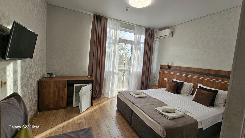 Четырёхместный номер с выходом на бассейн