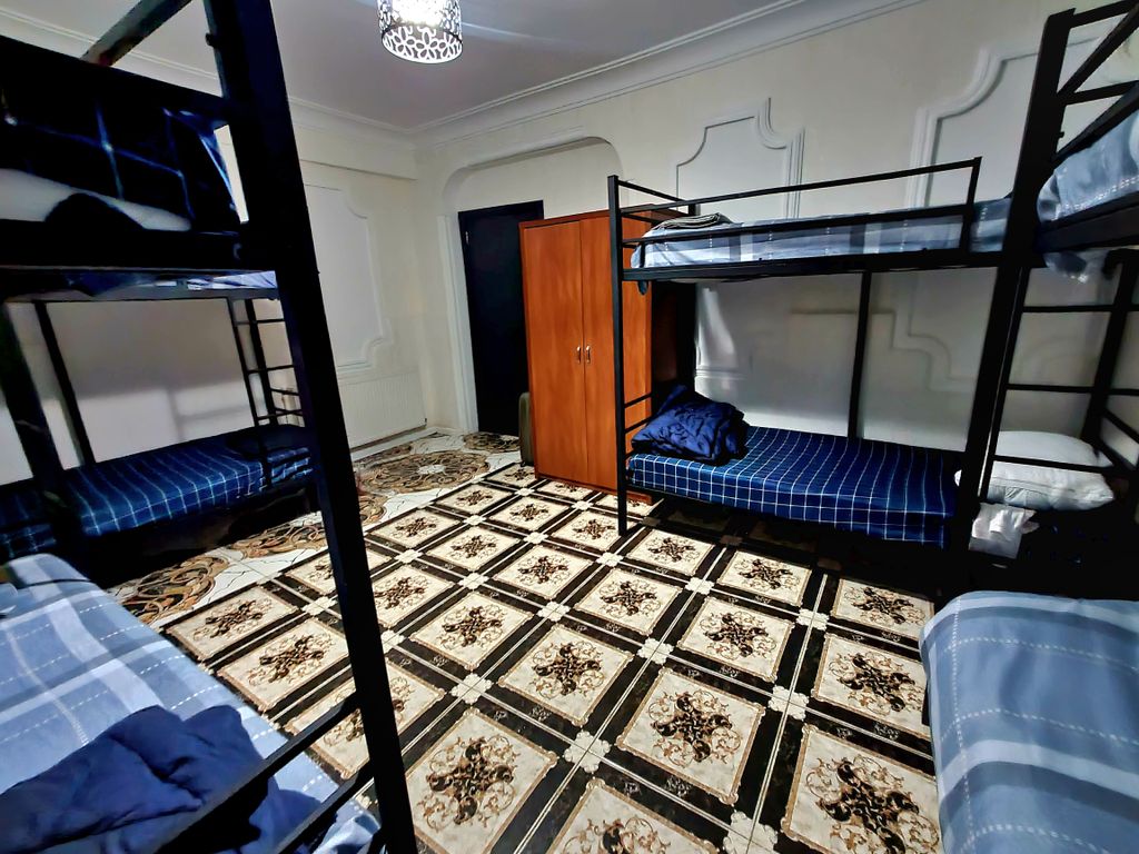 Многоместный смешанный номер эконом (душ/туалет общий)