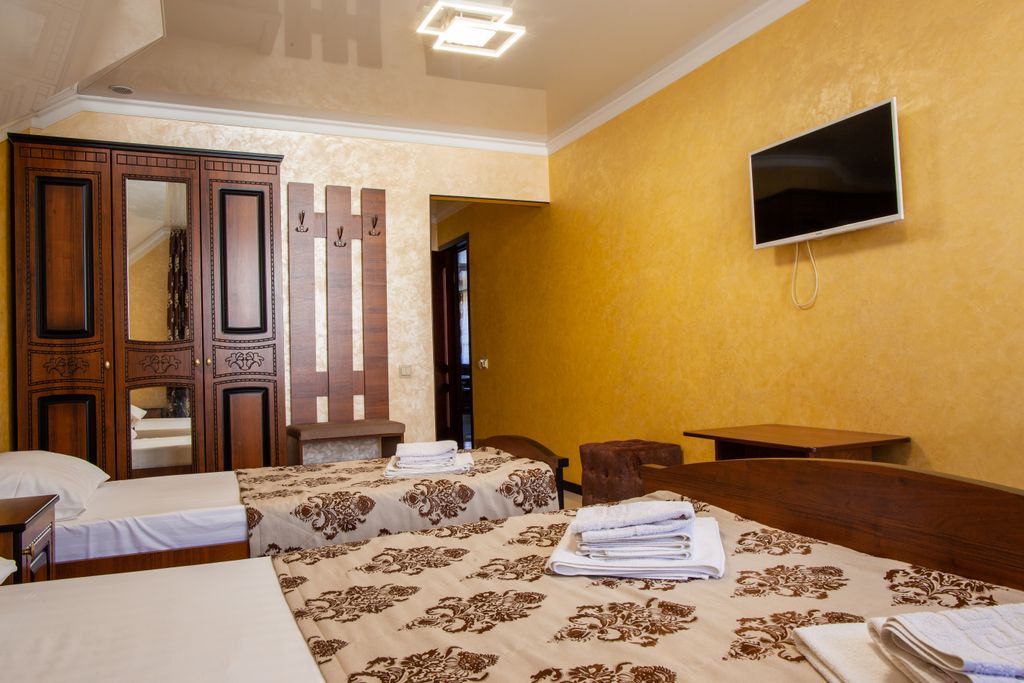 Трёхместный номер улучшенный с видом на город