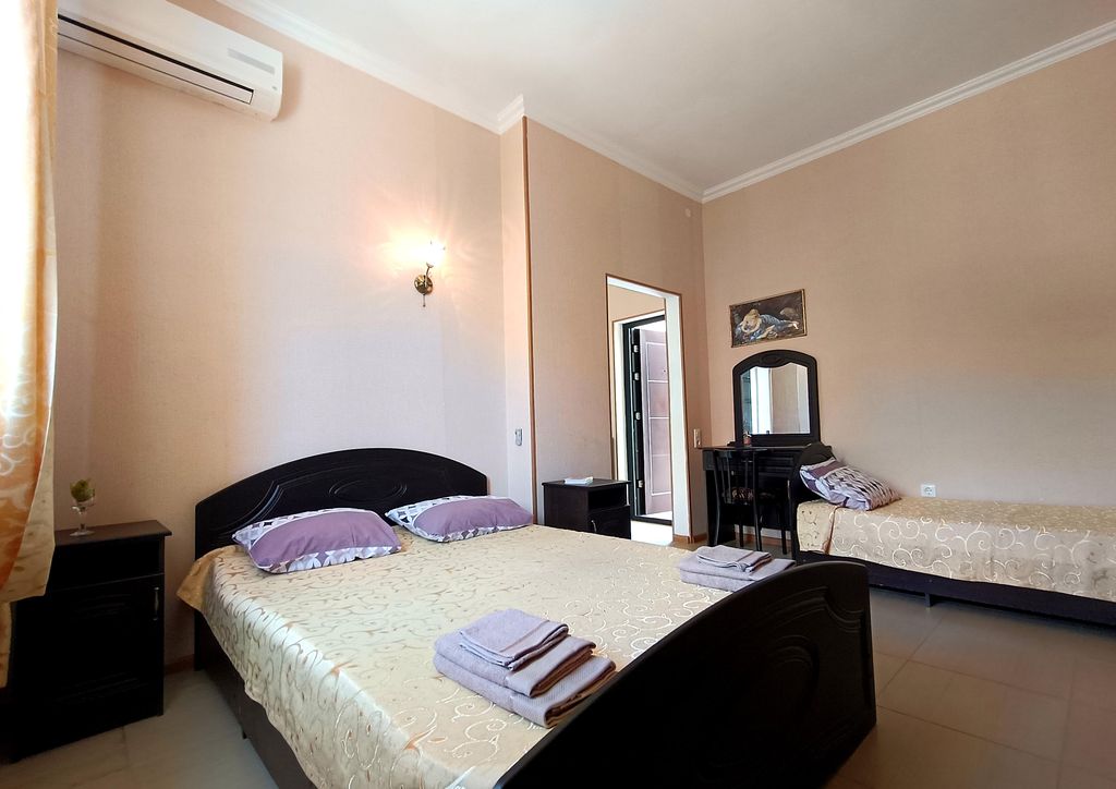 Трёхместный номер с удобствами