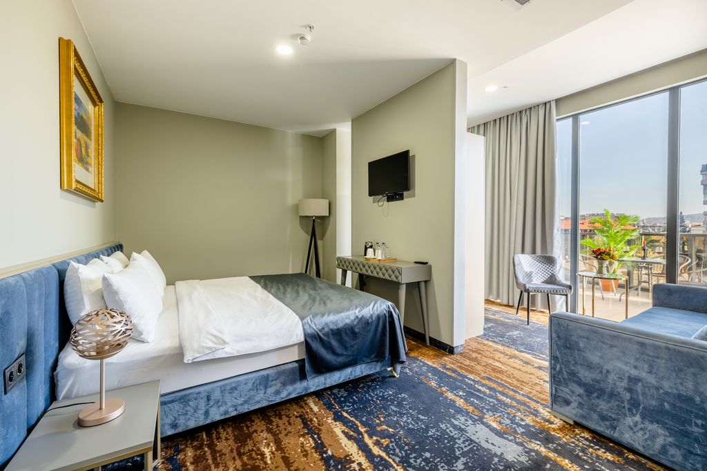 Семейный номер люкс с видом на город