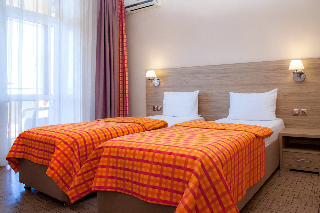 Двухместный номер с 2 отдельными кроватями супериор с просторным балконом и видом на море с двумя раздельными кроватями