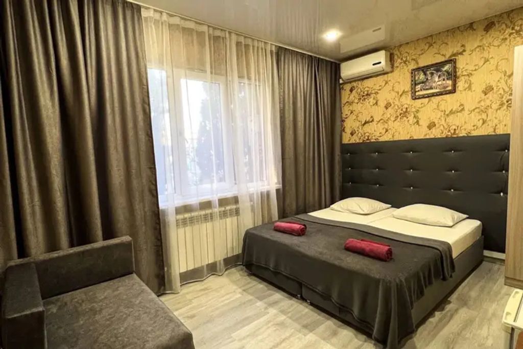 Трёхместный номер комфорт плюс (санузел в блоке на 3 номера)