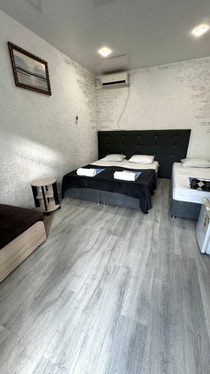 Четырёхместный номер комфорт плюс (санузел на 3 номера в блоке)