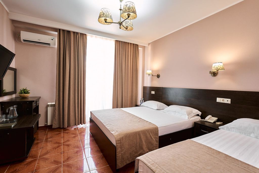 Трёхместный номер стандарт с балконом и видом на бассейн