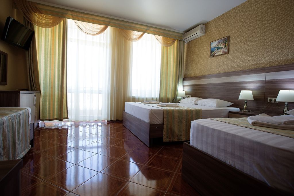 Четырёхместный номер стандарт с балконом и видом на бассейн