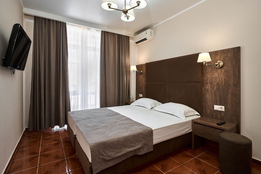 Четырёхместный номер комфорт с балконом и видом на бассейн