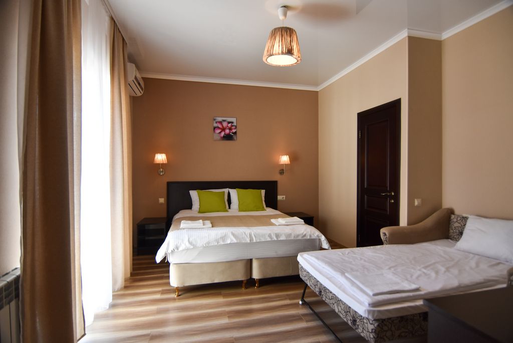 Трёхместный номер с террасой