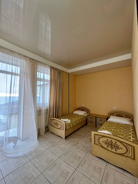 Трёхместный номер с видом на море