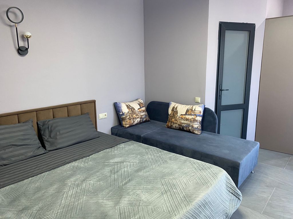 Трёхместный номер 1.2-1й этаж, комната с двуспальной кроватью и кушеткой