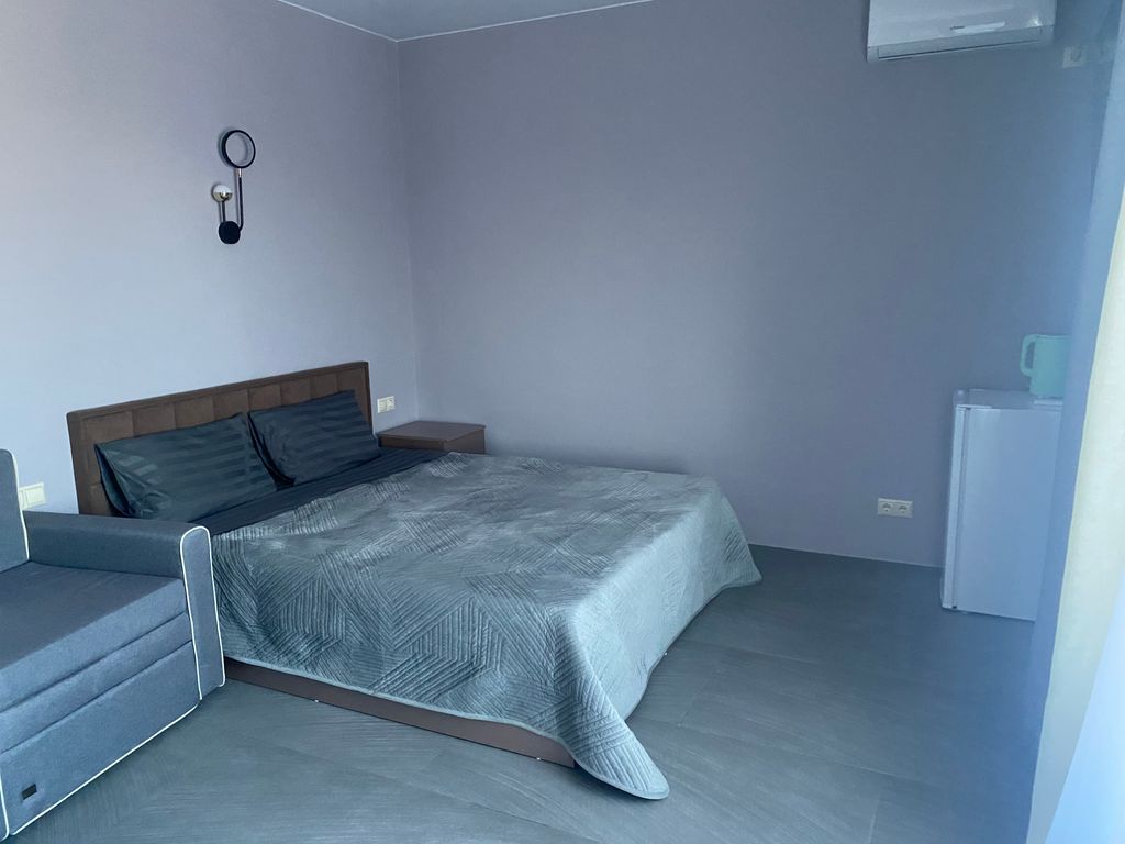 Трёхместный номер 3.1-3й этаж, комната с двухспальной кроватью и раскладным креслом