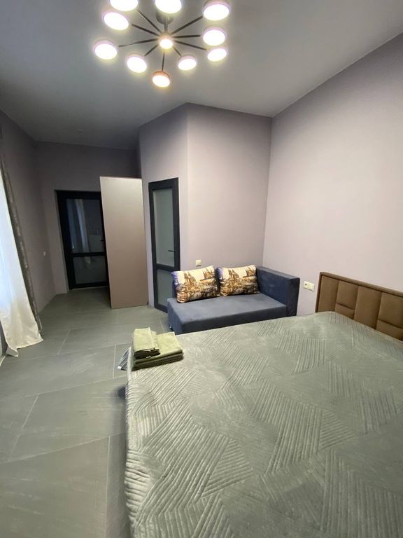 Трёхместный номер 3.3-3й этаж, комната с двуспальной кроватью и кушеткой