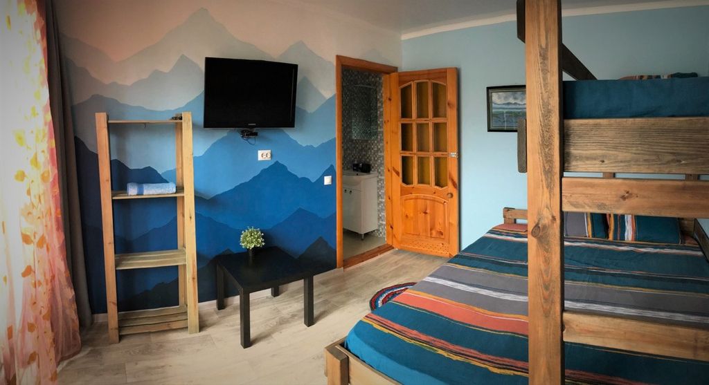 Трёхместный номер уютный авторский полулюкс