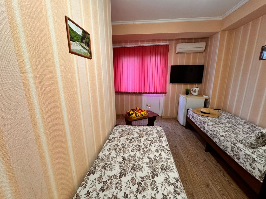 Трёхместный номер улучшенный с балконом