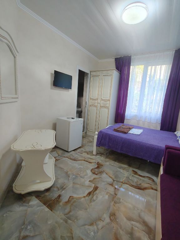 Трёхместный номер с видом на сад