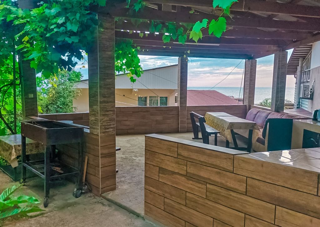 Дом дом-бунгало пятиместный с видом на сад