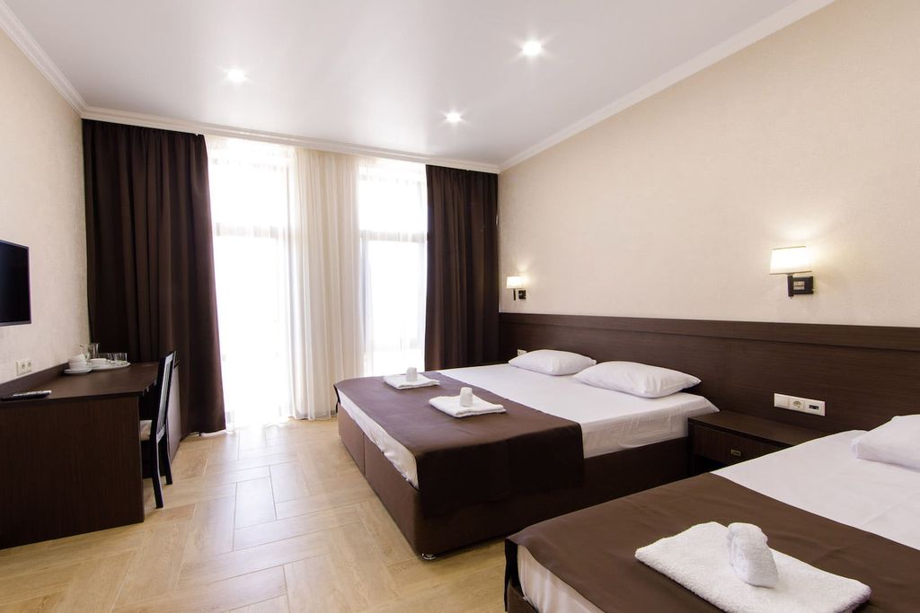 Трёхместный номер с большим балконом