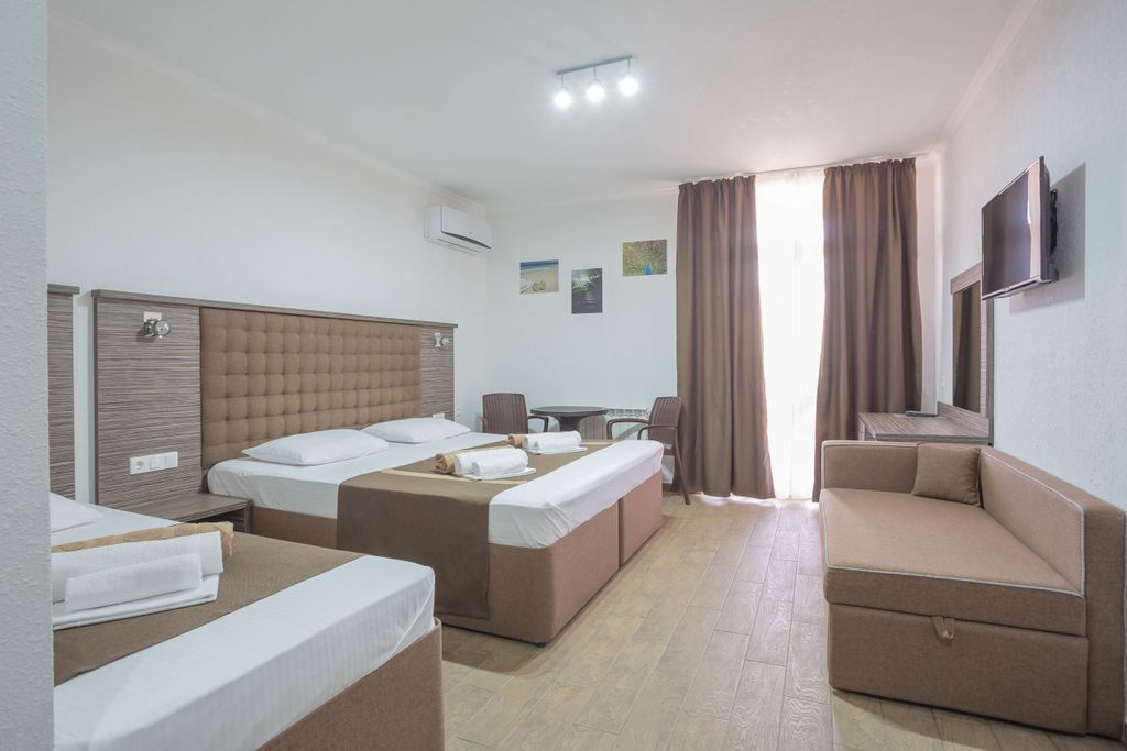 Трёхместный номер с большим балконом и видом на бассейн