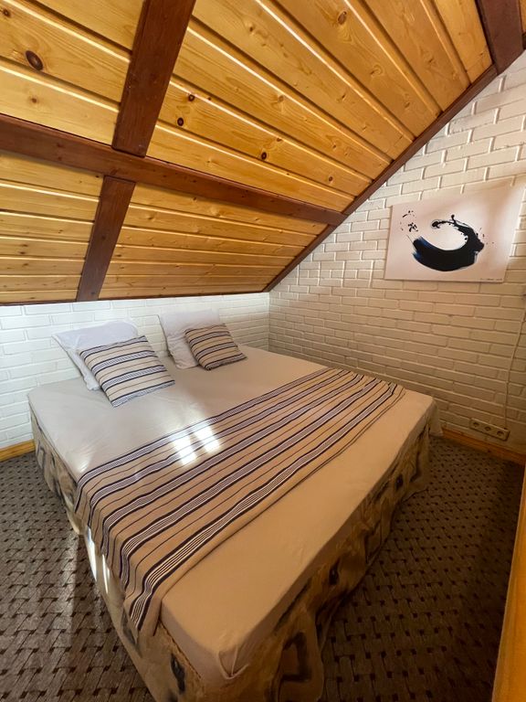 Трёхместный номер многоуровневый с балконом на крыше