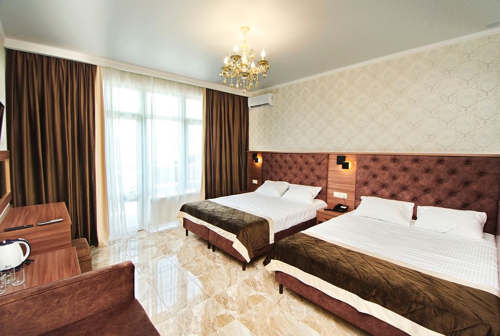 Семейный номер Пятиместный номер с балконом