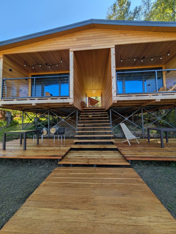 Дом отдельно стоящий домик с парковочным местом и панорамным видом из окна