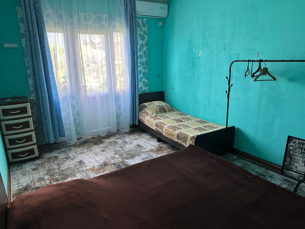 Трёхместный номер эконом с видом на горы