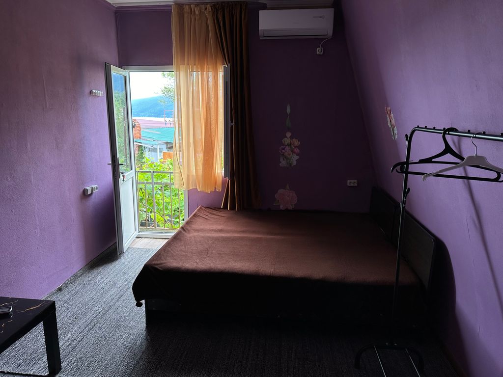 Трёхместный номер эконом с видом на горы