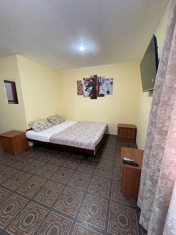 Четырёхместный номер эконом с двуспальной кроватью