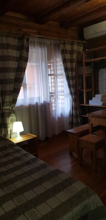 Трёхместный номер в срубе