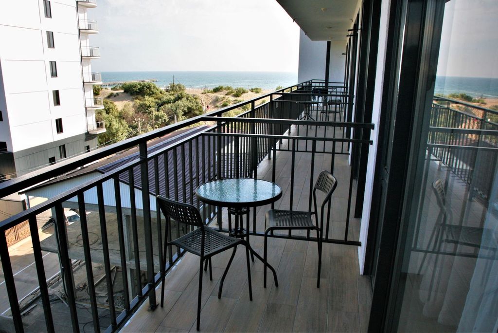 Трёхместный номер полулюкс с балконом