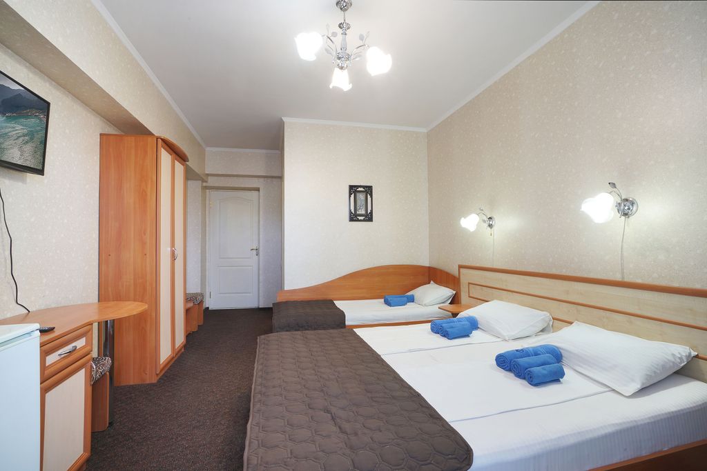 Четырёхместный номер стандарт с видом на горы