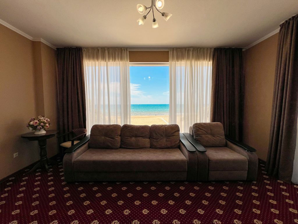 Семейный номер улучшенный с видом на море