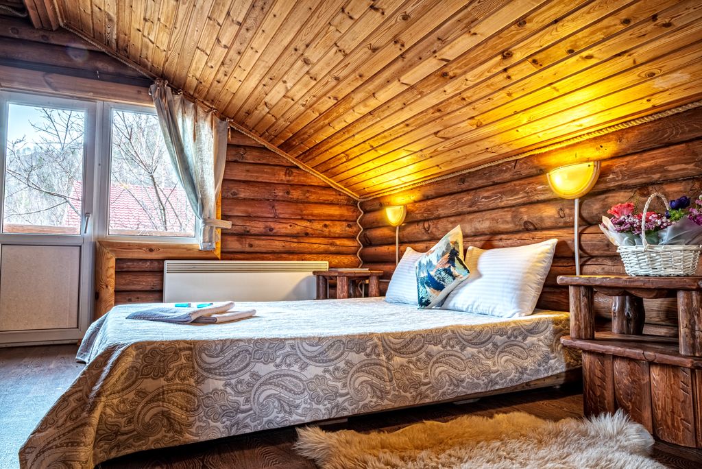 Четырёхместный номер семейный двухкомнатный люкс с видом на горы и реку