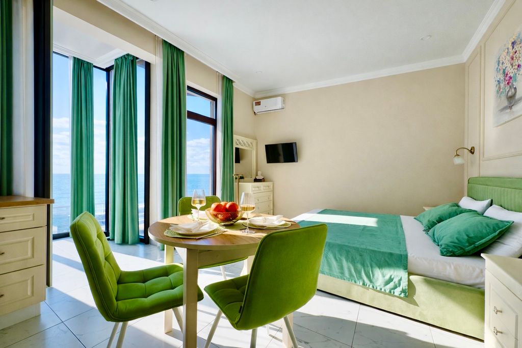 Апартаменты делюкс с видом на море и балконом