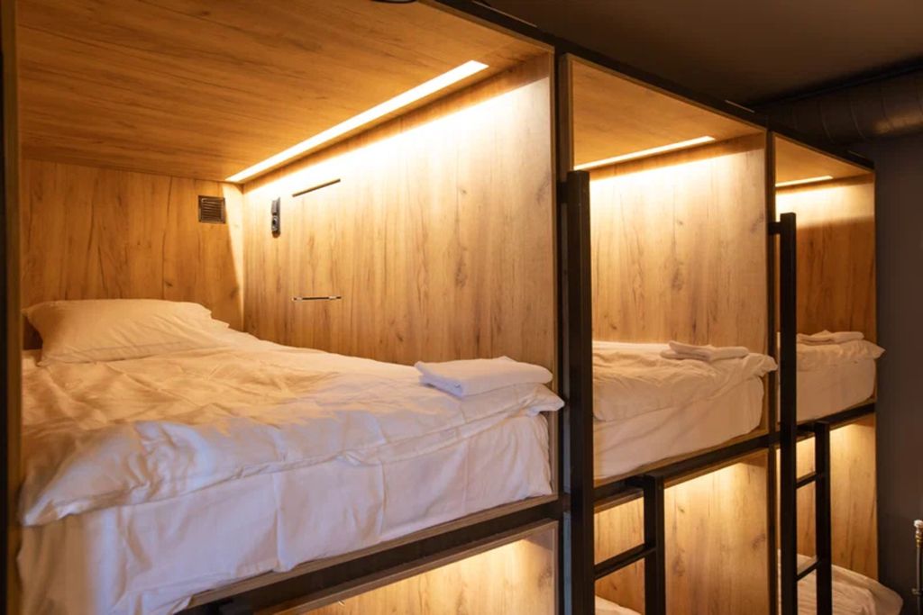 Многоместный смешанный номер капсула в 12-ти местном общем номере с кондиционером