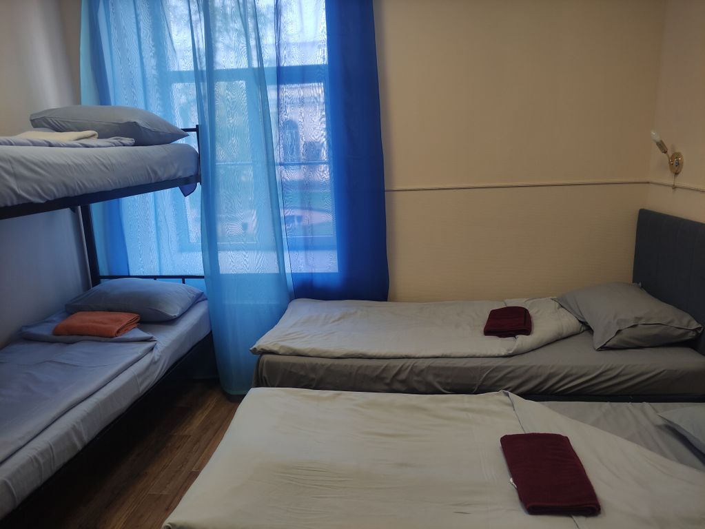 Семейный номер с двумя односпальными кроватями и одной двухъярусной, видовой