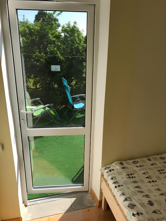 Двухместный номер с 2 отдельными кроватями на 1 этаже, небольшой, со стеклянной дверью