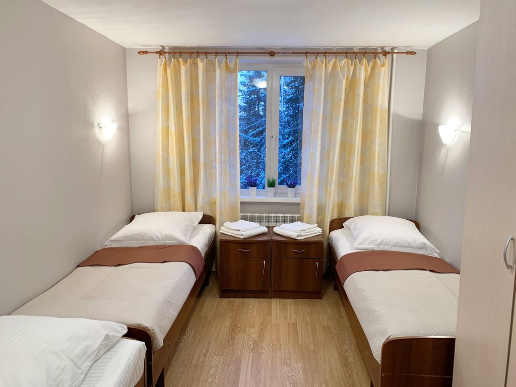 Трёхместный номер с видом на лес