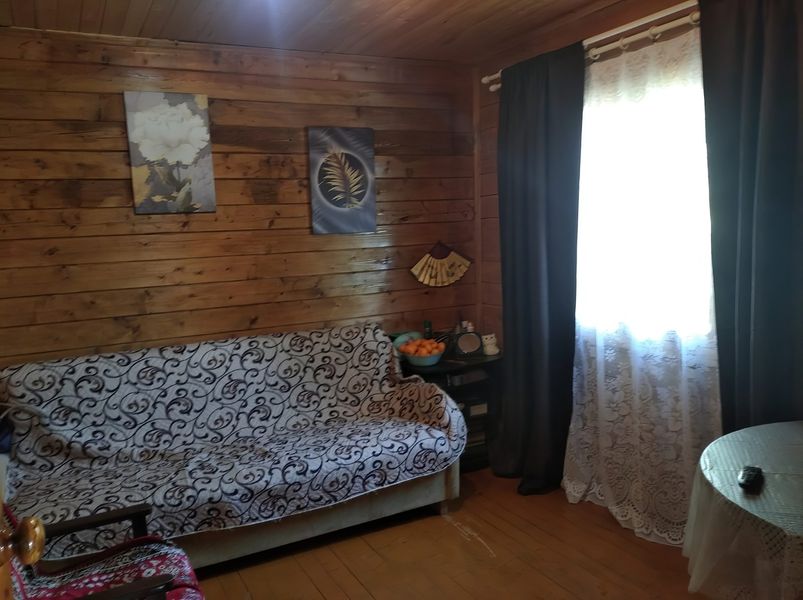 Спальня 1. Двухместный диван, телевизор, стол,кресло, прикроватная тумбочка.