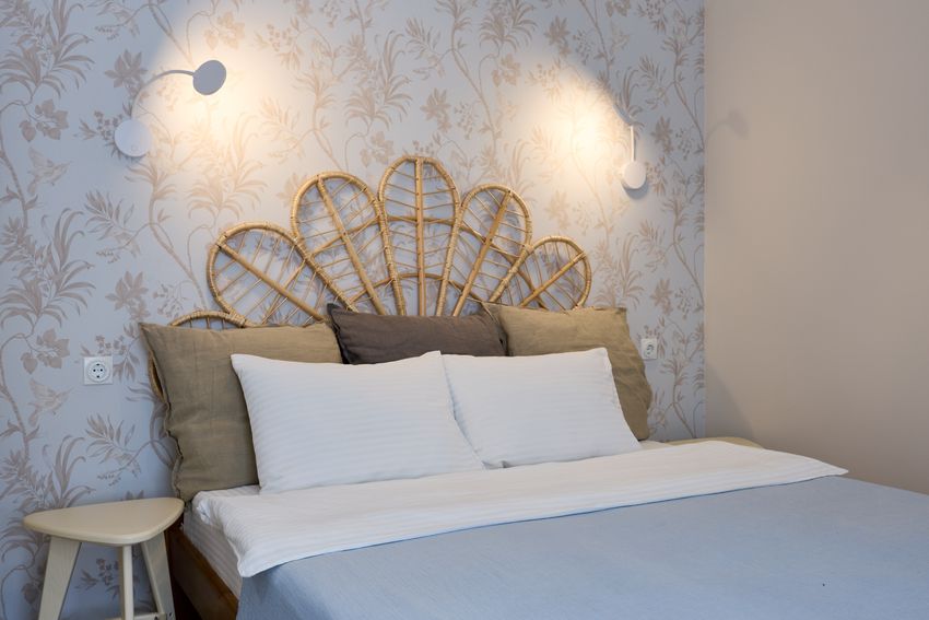 Кровать из массива с ротанговым изголовьем - удобная и атмосферная. Высокий ортопедический матрас. Белоснежное сатиновое белье из 100% хлопка. Разные сценарии освещения. Эргономичное расположение розеток по всей квартире 