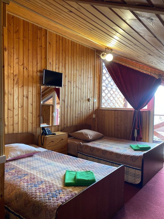 Двухместный номер с 2 отдельными кроватями мансардный с двумя большими кроватями